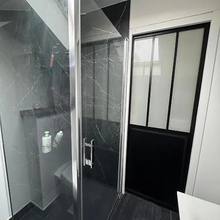 Close To Transport And Shops קלמאר